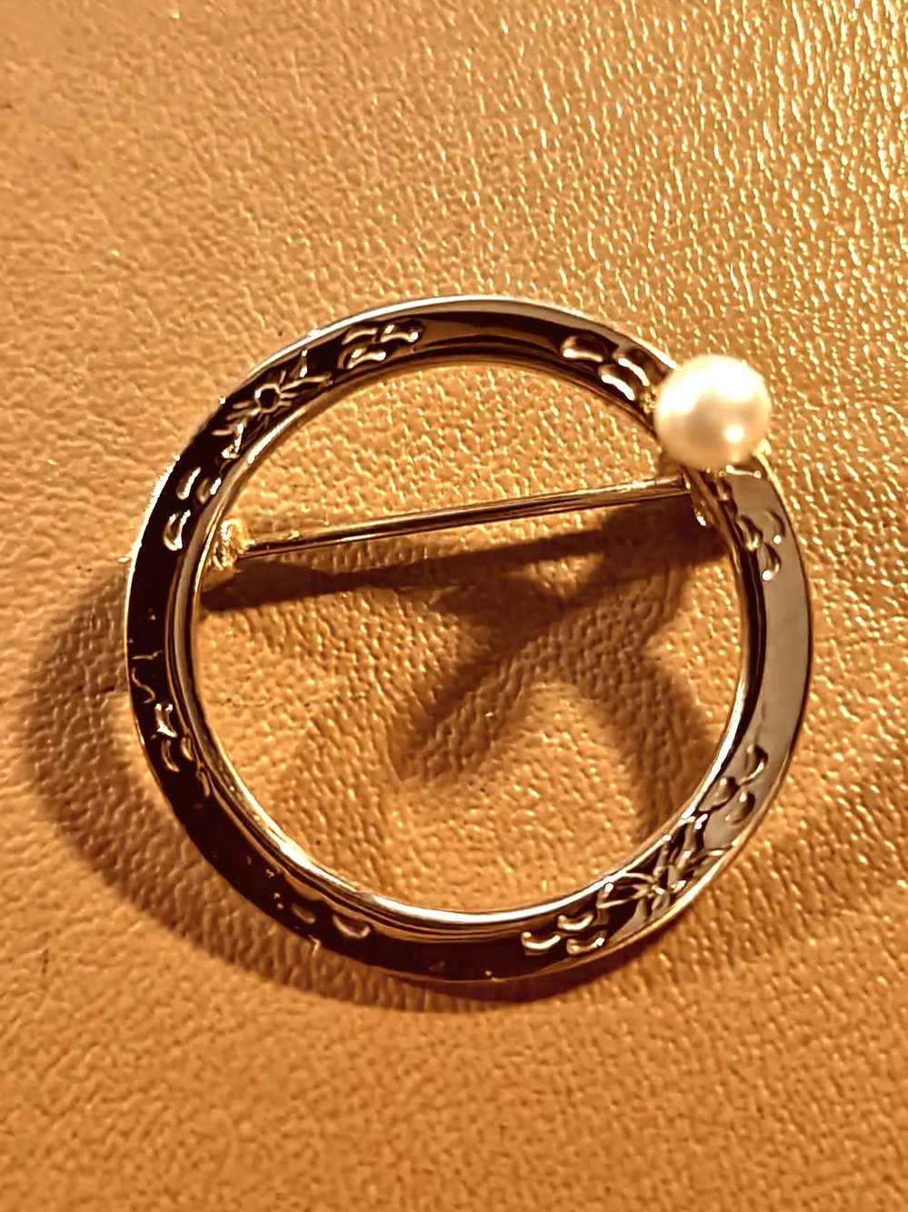 Vintage Classic Gold-Tone Circular Brooch with Pearl Accent